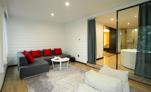 Habitación doble Deluxe, vista a la montaña | Edredón, escritorio, cortinas blackout y tabla de planchar con plancha
