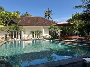 Una piscina al aire libre