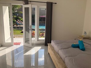 Habitación Deluxe doble, vistas a la piscina | 1 dormitorio, caja fuerte, sistema de insonorización