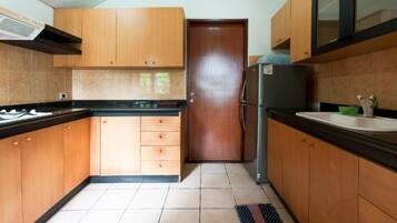 Refrigerador con congelador, parrilla de estufa y utensilios de cocina