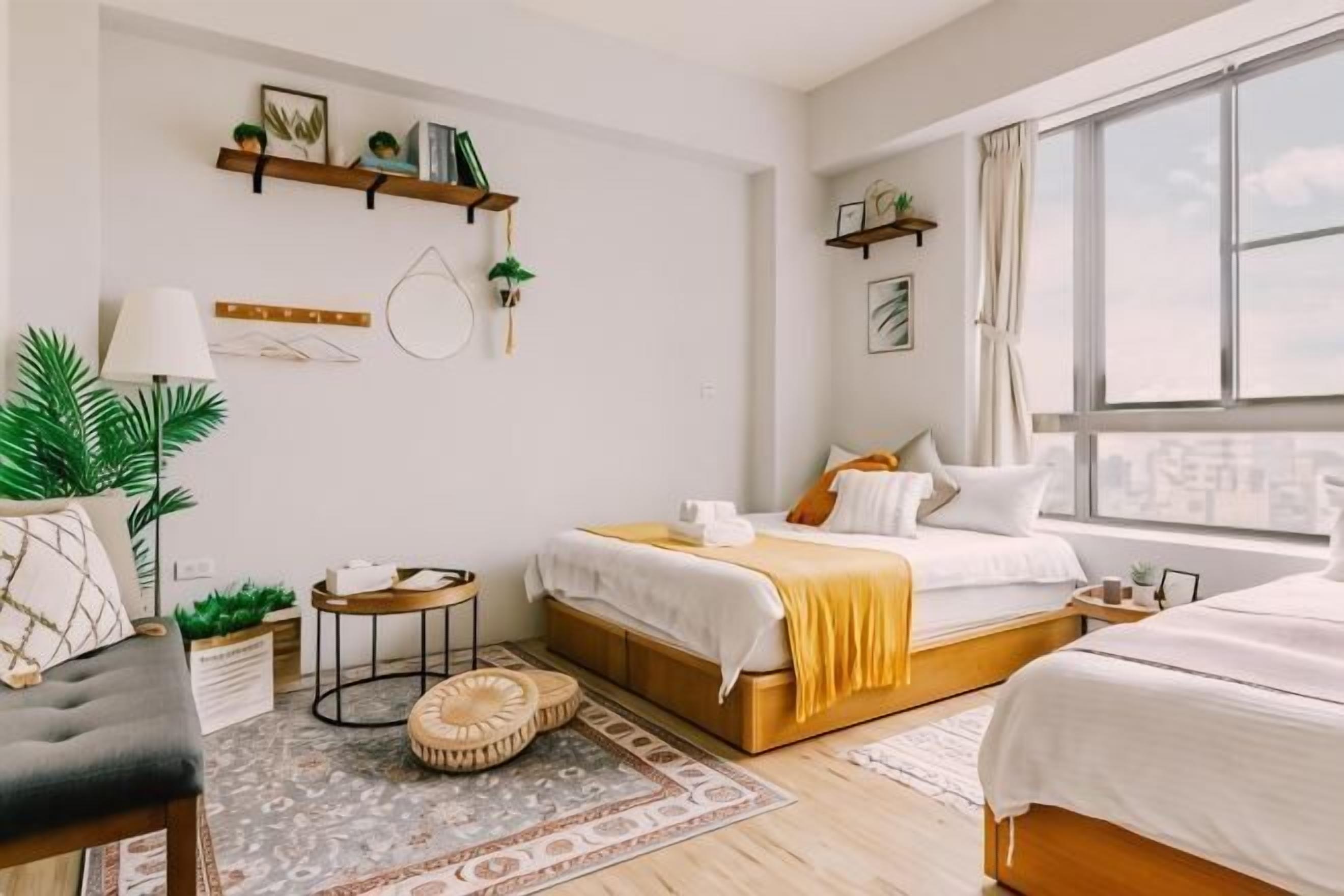 Cortinas opacas, wifi gratis, ropa de cama