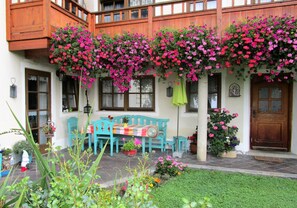 Outdoor dining - Vacation apartment with large eat-in kitchen and 2 bedrooms, 62 m² (Soyen)