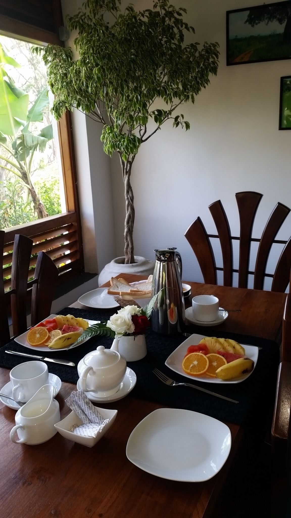 Desayuno continental diario (USD 5 por persona)