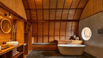 1-Bedroom Villa with a Private Pool | 浴室 | 獨立浴缸及淋浴設備、浸缸、雨淋花灑、名牌梳洗用品