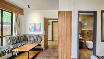 Habitació superior, no fumadors, vistes al jardí | Sala d'estar | Televisor LCD