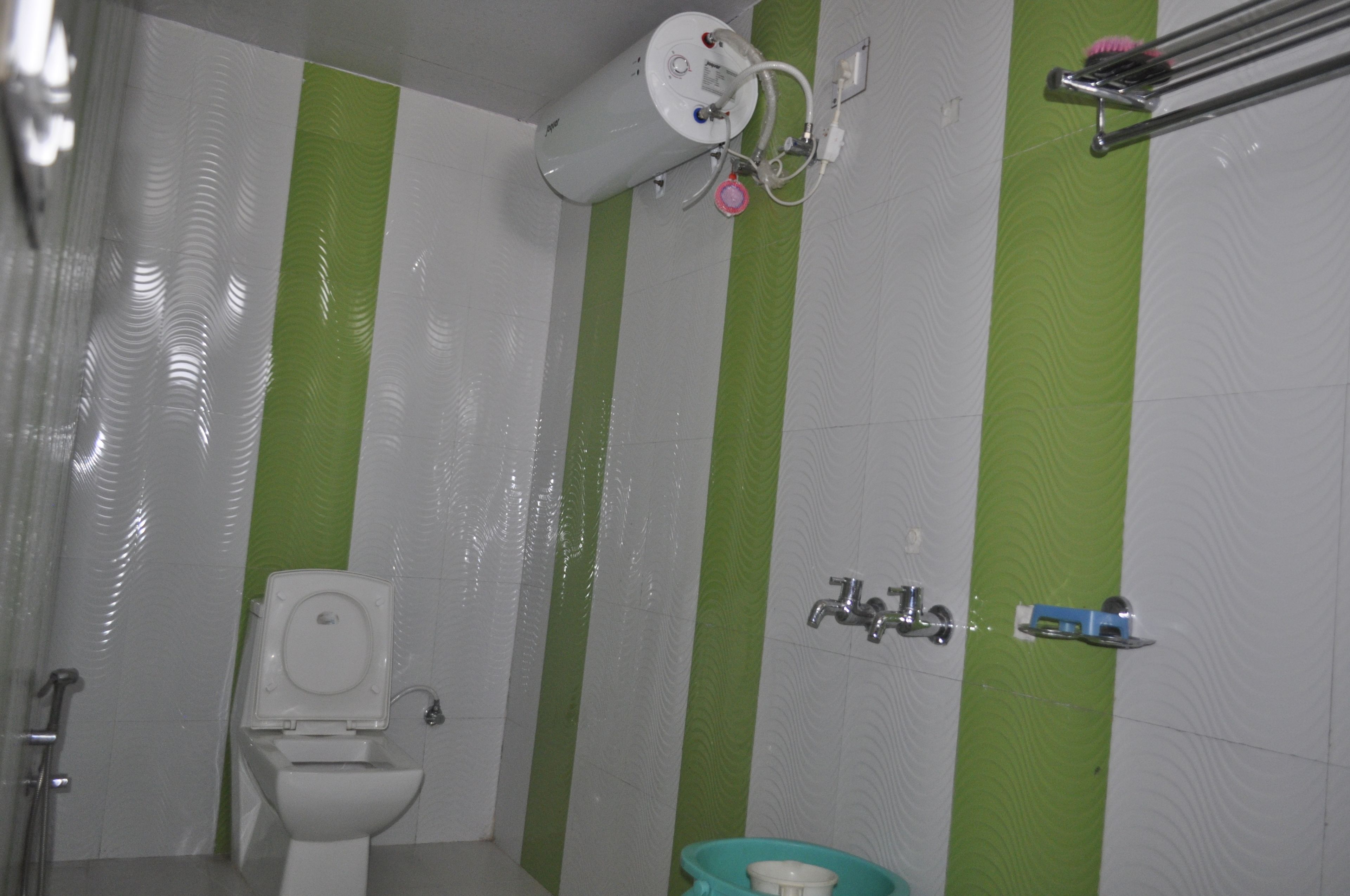 Un baño con inodoro, ducha y lavamanos.