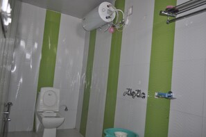 Deluxe Room, 1 Double Bed, Non Smoking, Hill View | Bathroom | Shower, free toiletries - Hotel Garden Cottage & Resort Dhanaulti (Dhanaulti)