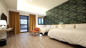 Habitación de hotel con dos camas, un escritorio, una silla y un ventanal con cortinas.