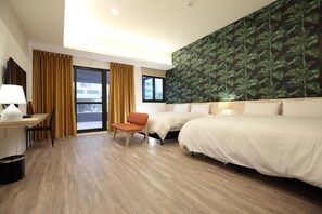 Escritorio, cortinas blackout y sistema de insonorización