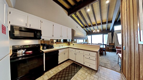 Condo, 4 Bedrooms | Private kitchen