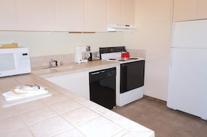 Apartment, 2 Schlafzimmer | Eigene Küche | Kühlschrank, Ofen, Wasserkocher mit Kaffee-/Teezubehör, Toaster