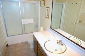 Apartment, 2 Schlafzimmer | Badezimmer | Handtücher