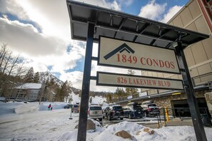 Property grounds - Spacious 2 BR Units at 1849 Condos with FREE Pool, Parking & Wifi (Mammoth Lakes)
