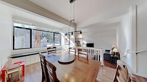 Condo, 2 chambres | Cuisine privée | Réfrigérateur, un four, cafetière-théière, grille-pain