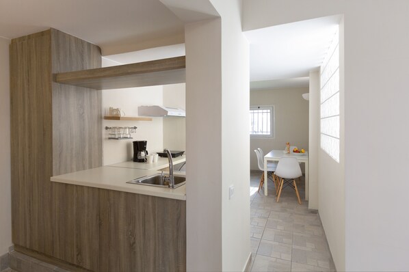 Apartment, 1 Schlafzimmer, Terrasse (P3) | Eigene Küche | Kühlschrank, Herdplatte, Wasserkocher mit Kaffee-/Teezubehör