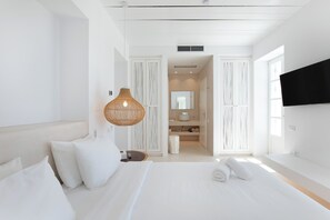 Chambre Double Supérieure, piscine privée, vue mer | Literie de qualité supérieure, couette en duvet d'oie, minibar