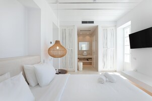 Ropa de cama de alta calidad, cubrecamas y minibar
