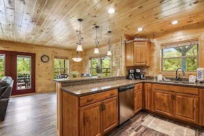 Private kitchen - All Decked Out 4 Bedroom Cabin by RedAwning (Sevierville)