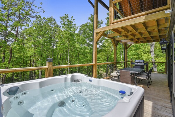 BBQ/picnic Area - All Decked Out 4 Bedroom Cabin by RedAwning (Sevierville)