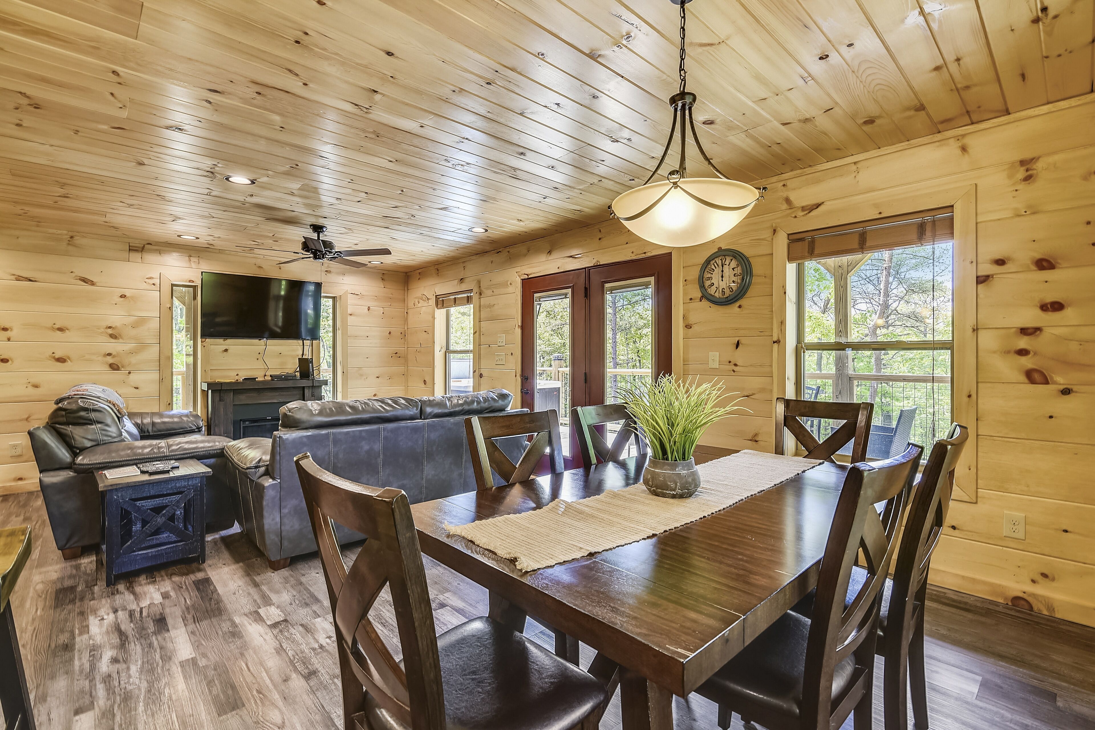 Cabin, 4 Bedrooms | Dining