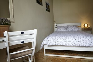 ベーシック ダブルルーム ダブルベッド 1 台 | デスク、アイロン / アイロン台、ベビーベッド、WiFi (無料)