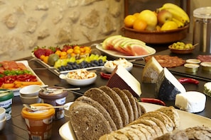 Se ofrece un desayuno continental (10 EUR por persona)