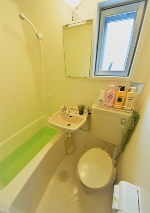 Combined shower/tub, deep soaking tub, free toiletries, hair dryer - Ukishima Inn (Naha)