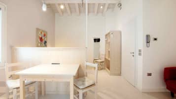 Appartamento Deluxe, 1 letto queen con divano letto, vista montagna | Cucina privata | Frigorifero, piano cottura, macchina per tè/caffè, bollitore elettrico