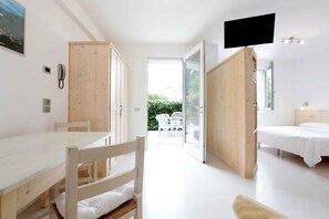 1 bedroom, individually decorated, individually furnished, desk - Residence Gonda&Giuliano (Borso del Grappa)