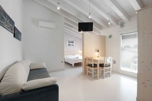 Superior Apartment, 1 Queen Bed with Sofa bed, Mountain View | Living area | TV, heated floors - Residence Gonda&Giuliano (Borso del Grappa)