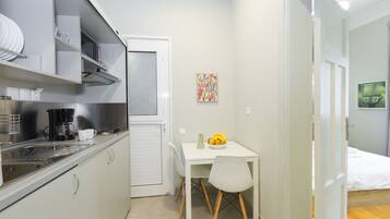 Apartamento (K3) | Cocina privada | Frigorífico, microondas, placa de cocina y cafetera o tetera