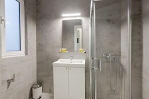 Apartment, 1 Bedroom (K5) | Bathroom | Shower, free toiletries, hair dryer, towels - Kavalloti Place (Athens)
