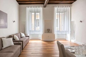 32-inch flat-screen TV with digital channels, TV - A World Aparts Barberini Boutique Hotel (Rome)