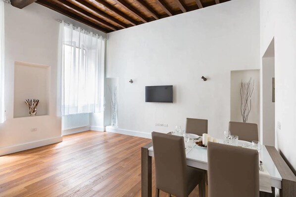 Apartament, 1 dormitori | Sala d'estar | Televisor de pantalla plana de 32 polzades amb canals digitals