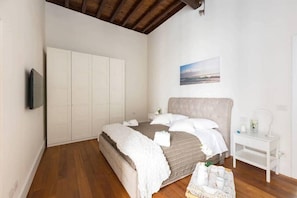 1 bedroom, desk, laptop workspace, soundproofing - A World Aparts Barberini Boutique Hotel (Rome)