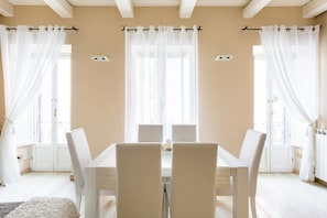 Appartement, 1 chambre | Repas dans la chambre