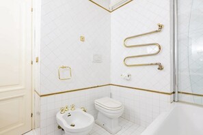 Appartement, 1 chambre | Salle de bain | Baignoire et douche séparées, sèche-cheveux, serviettes fournies