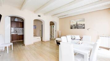 Apartamento, 1 habitación | Sala de estar | Televisión de pantalla plana de 55 pulgadas con canales por cable