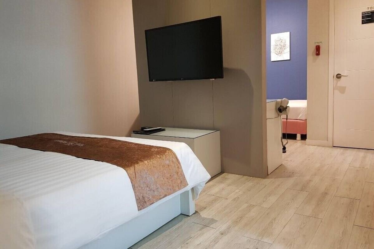 Deluxe Room, Multiple Beds | Down duvets, blackout curtains, soundproofing, free WiFi