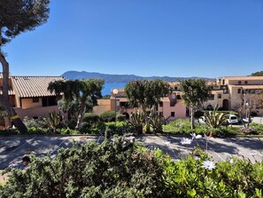 Property grounds - Residence with swimming pool, sea view, tennis, children's park (ST MANDRIER SUR MER)