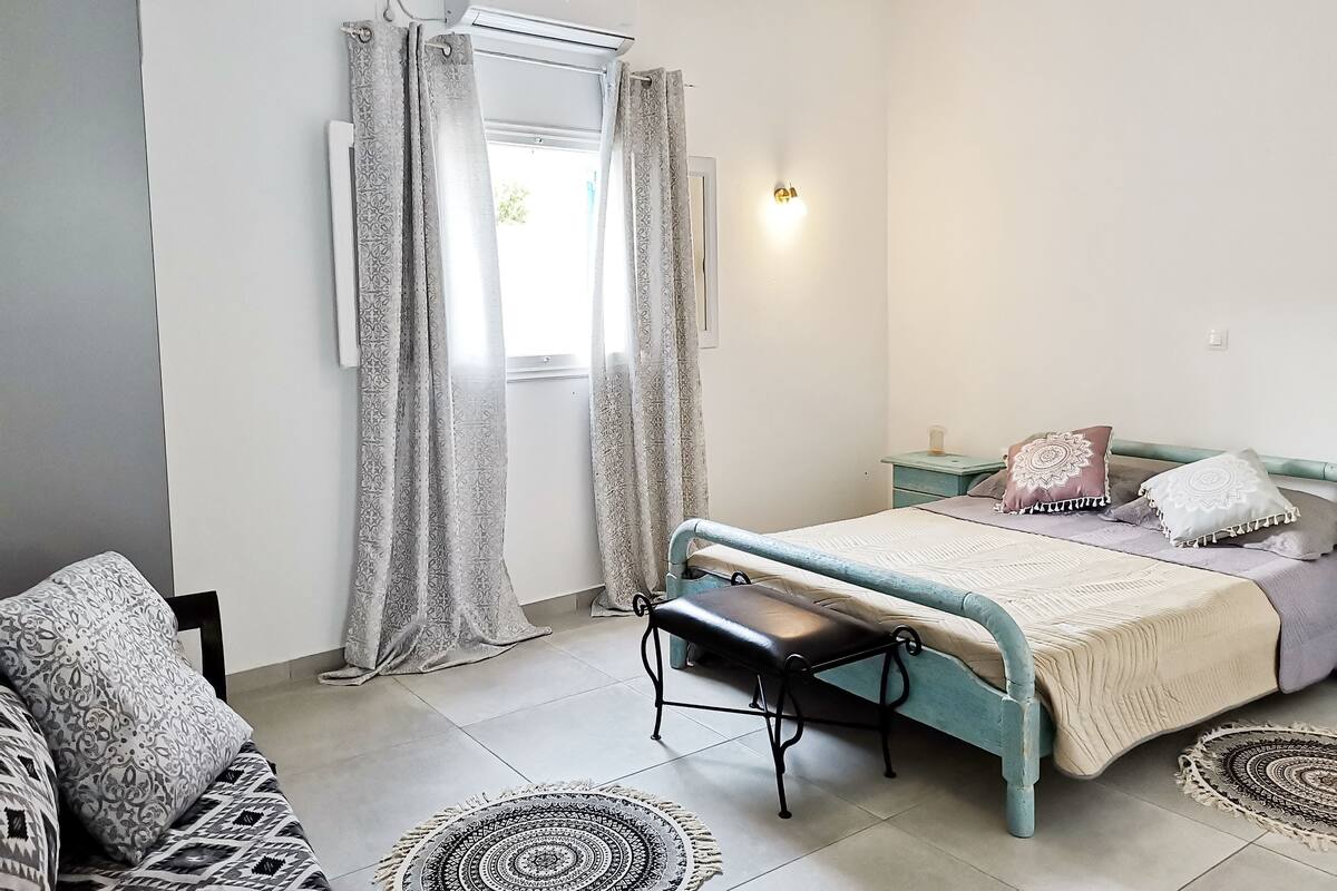 Premium bedding, blackout curtains, iron/ironing board (on request)