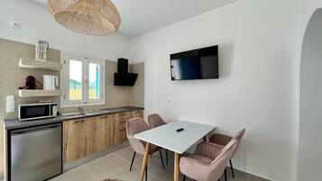 Kjøleskap, mikrobølgeovn, kokeplater og espressomaskin