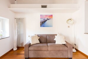Apartment, 1 Schlafzimmer | Wohnbereich | 40-Zoll-Flachbildfernseher mit Kabelempfang, Smart-TV