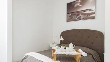 3 habitaciones, escritorio y espacio para trabajar con laptop