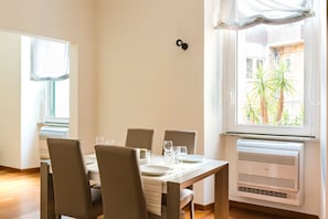Apartment, 3 Schlafzimmer | Essbereich im Zimmer