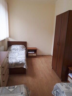 Basic Triple Room | Soundproofing, rollaway beds, free WiFi, bed sheets