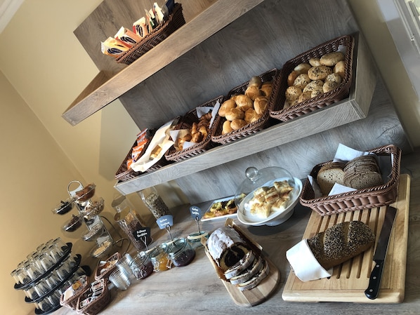Buffet breakfast on weekdays (EUR 17 per person)