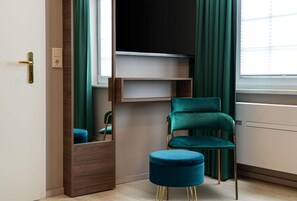 In-room safe, desk, laptop workspace, blackout drapes - Arthotel ANA Liberty, Trademark Collection by Wyndham (Bremen)