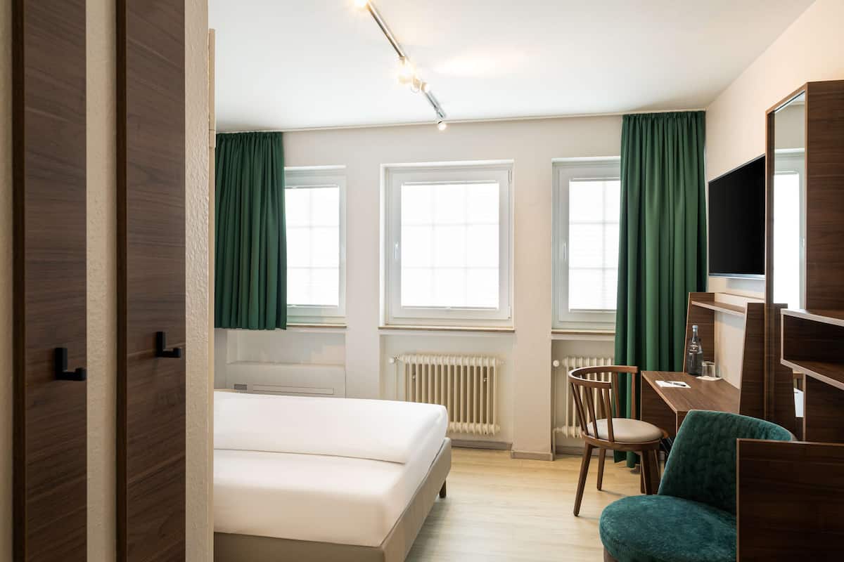 Standard Single Room | In-room safe, desk, laptop workspace, blackout curtains