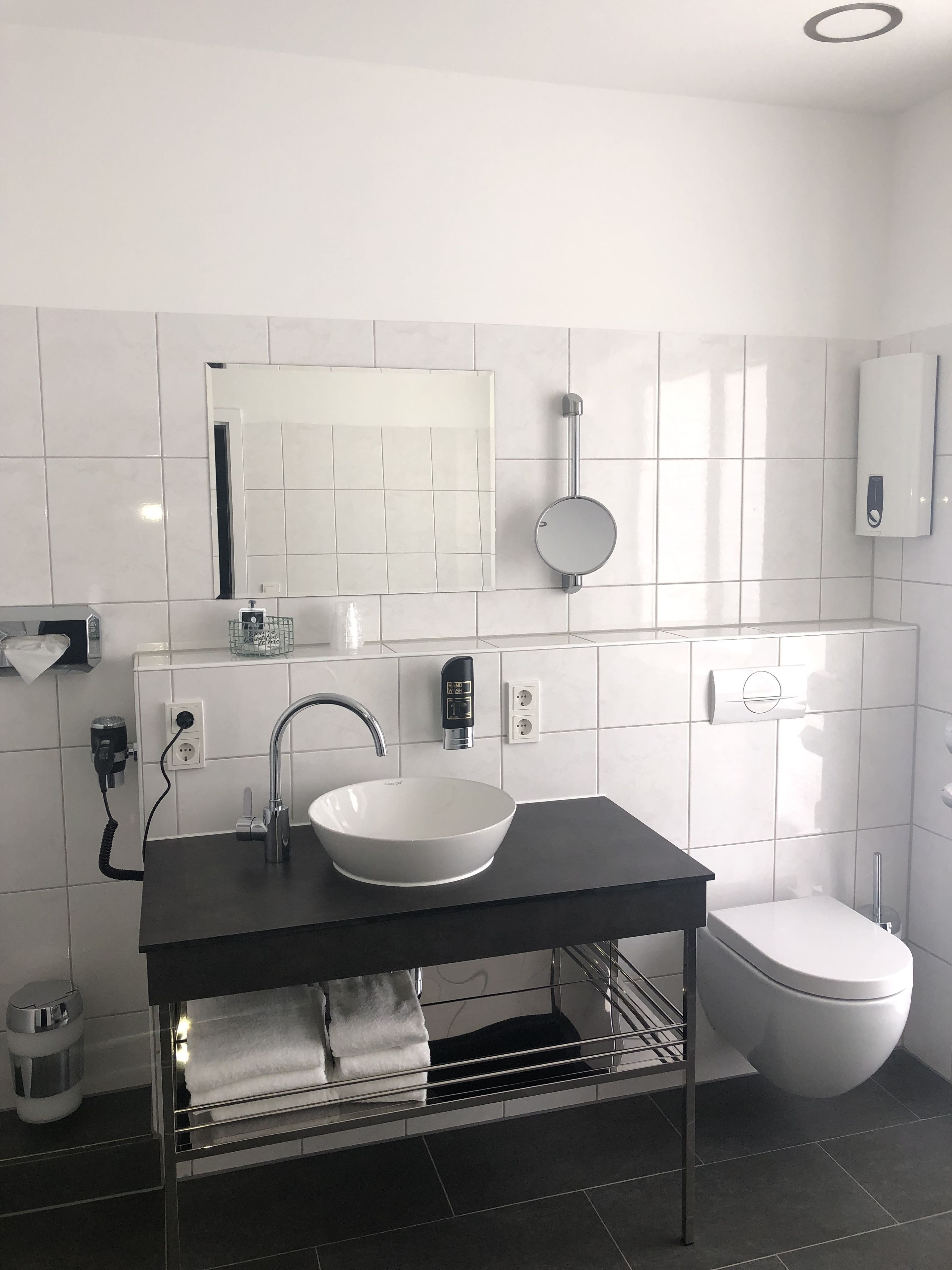 shower, hydromassage showerhead, free toiletries, hair dryer